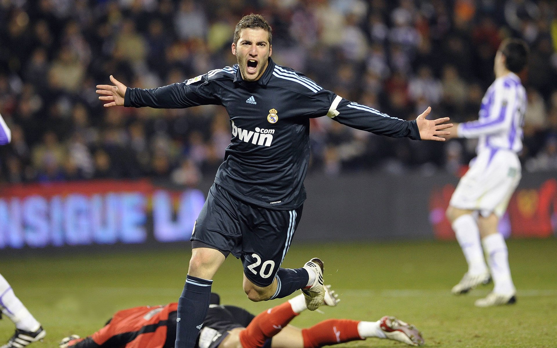 中国队前锋马丁内斯在巴黎奥运会上表现出色，主帅马丁内斯